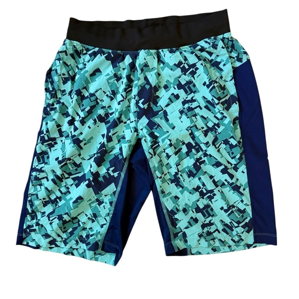 Lululemon Men’s Shorts –Blue Size: Medium
Excellent Condition